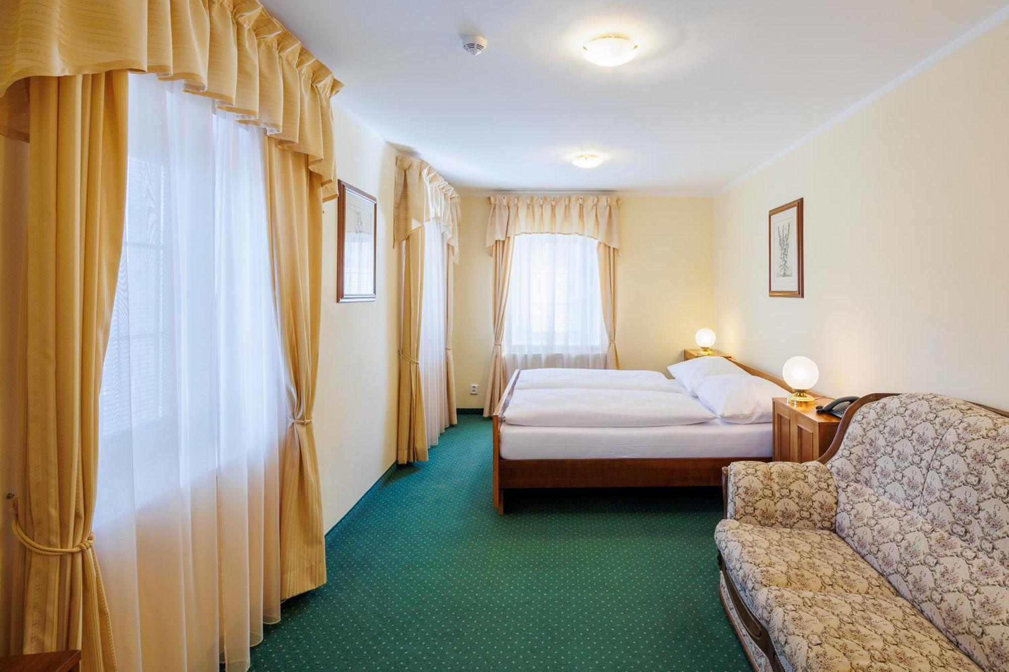 Hotel U Zamecku Cihelny Карлови Вари Екстериор снимка